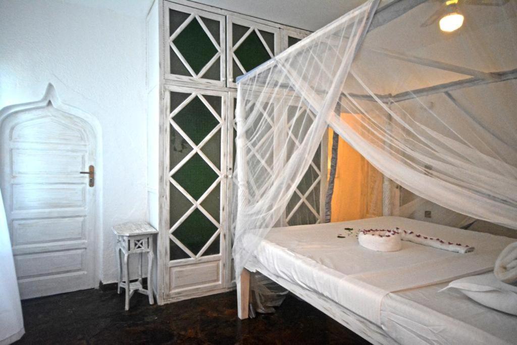 White Twiga Bed & Breakfast Watamu Exterior photo