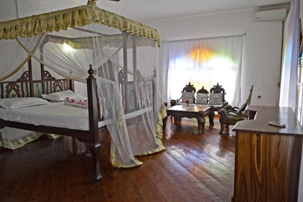 White Twiga Bed & Breakfast Watamu Exterior photo